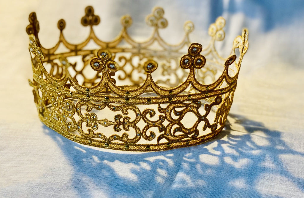 Machine embroidery design. Extremely impressive FSL crown. Very special in 3D.